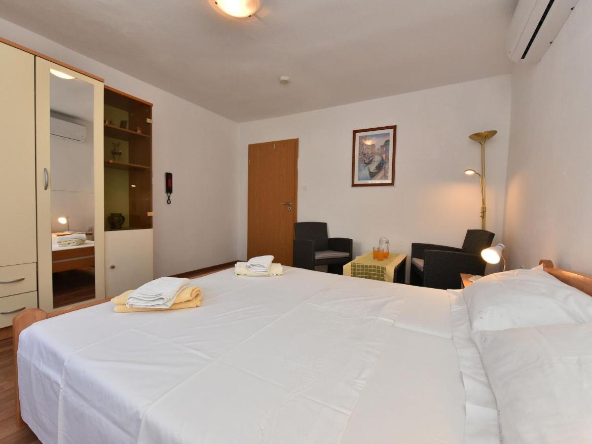 Traditional Apartment In Zadar With Garden Esterno foto